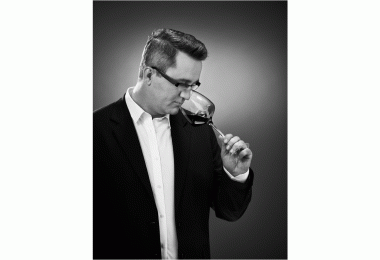 Well-known sommelier Tomasz Kolecki-Majewicz works on Biedronka’s illustrated wine catalogue.