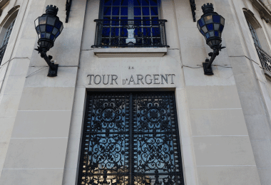 The entrance to the famous La Tour d'Argent. (Photo: kovalenkovpetr/stock.adobe.com)