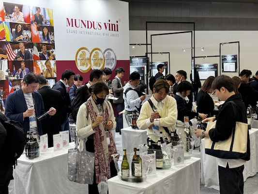 Over 1,000 visitors visited the MUNDUS VINI tasting area to discover wines already available in Japan and those that would like to be represented on the Japanese market.