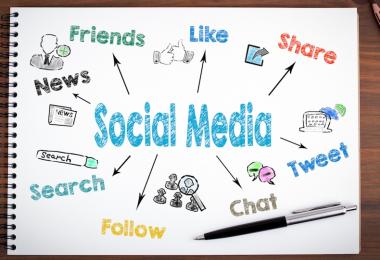 What role does social media play in wine communication? (Photo: STOATPHOTO/stock.adobe.com)