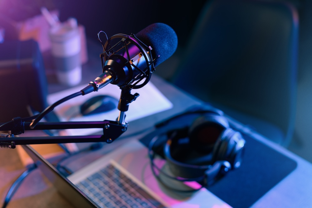 Recording a podcasts (Photo: StockPhotoPro/stock.adobe.com)