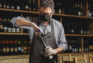 Wine service (Photo: G. Lombardo/Adobe Stock)