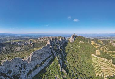 The limestone ridges of the Dentelles de Montmirail characterise the terroir in the Vaucluse department (Photo: Mike Workman/stock.adobe.com)