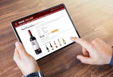 Buying wine online (Photo: aspars Grinvalds/stock.adobe.com)