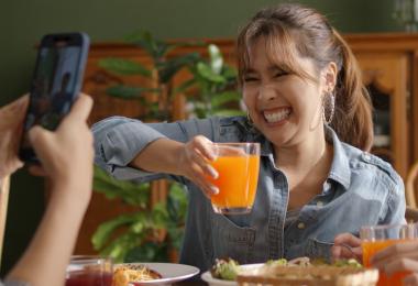 Vlogger sharing food and drinks on social media (Photo: ChayTee/stock.adobe.com)