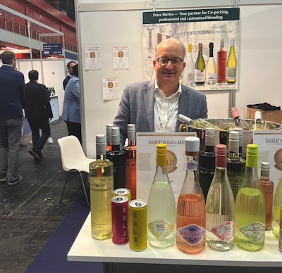 Gerd Rehm from Peter Mertes, showcasing alternative packaging solutions.