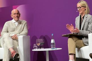 John Malkovich with moderator Susie Barrie MW at the 10th MW Symposium in Wiesbaden