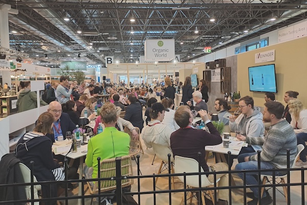 Well-attended tastings at the Meininger stand (Photo: Vincent Messier/Weinwirtschaft)