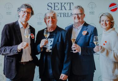 Looking forward to the upcoming sparkling wine season: Benedikt Zacherl (Chairman, Austrian Sparkling Wine Committee), Andreas Vitasek (cabaret artist), Chris Yorke (Managing Director, ÖWM), Dagmar Gross (Managing Director, Austrian Sparkling Wine Committee) (Photo: Sekt Austria/Christine Miess)