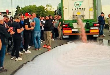 French demonstrators block trucks and destroy wine deliveries from Spain (Photo: Screenshot/Glomex)