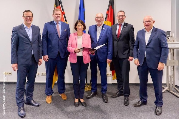 Starting signal for national implementation in Germany: Minister Daniela Schmitt with representatives of the wine industry.