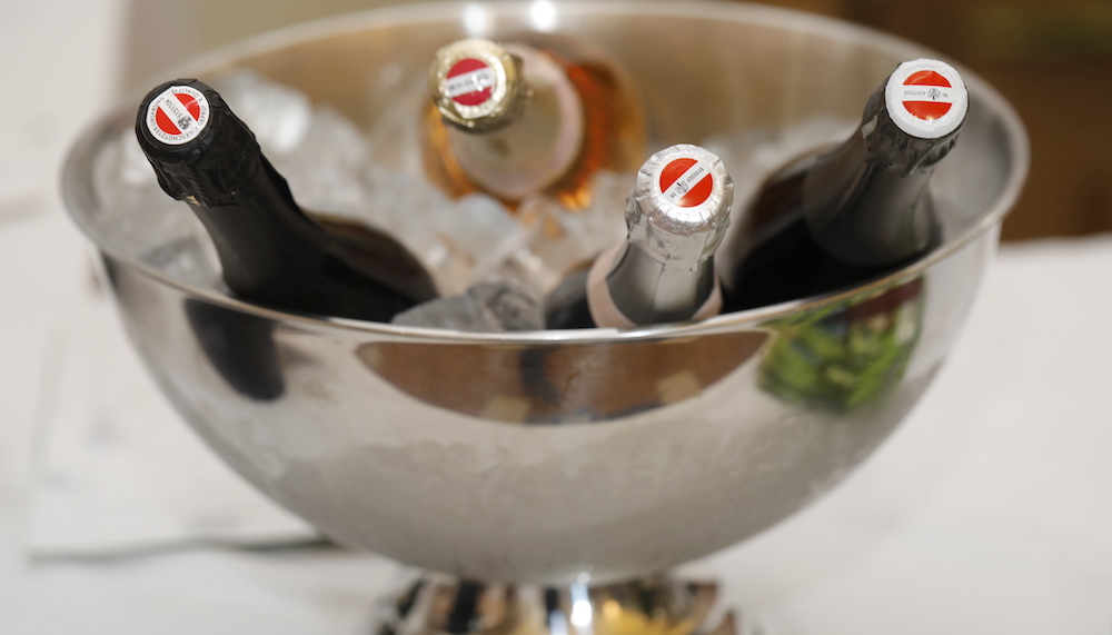Sekt Austria with protected designation of origin is easily recognizable via the red-white-red federal inspection seal on the capsule.
