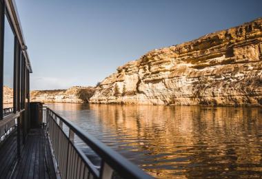 A boat on the Murray River (Photo: Zac Edmond/Unsplash)