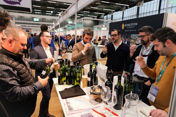 Intensive discussions at the stands (Photo: Vinexposium/Martes) 