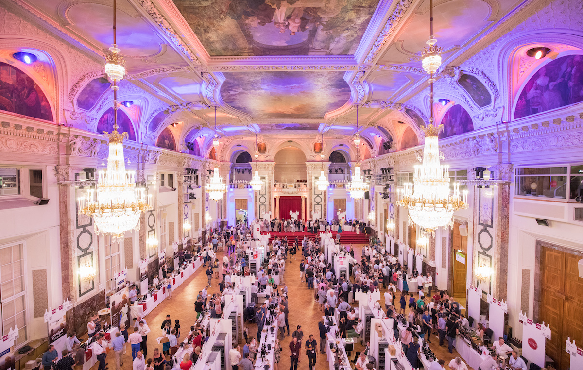Generous spacing and a comprehensive hygiene concept help ensure the health safety of visitors and exhibitors (Photo taken VieVinum 2018)