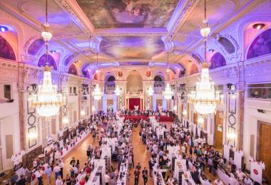 Generous spacing and a comprehensive hygiene concept help ensure the health safety of visitors and exhibitors (Photo taken VieVinum 2018)