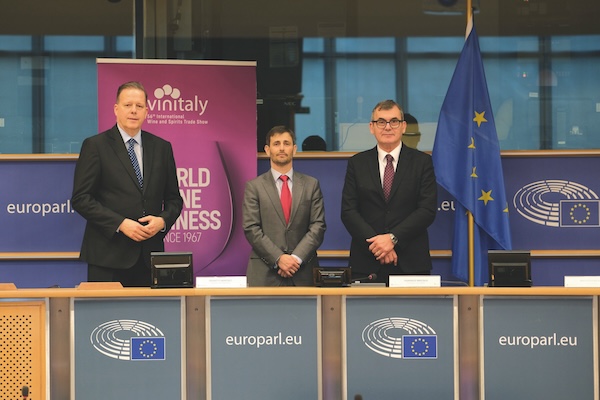 Final in Brussels: Federico Bricolo, President Veronafiere, Ignacio Sanchez, Secretary General CEEV, Maurizio Danese, CEO Veronafiere
