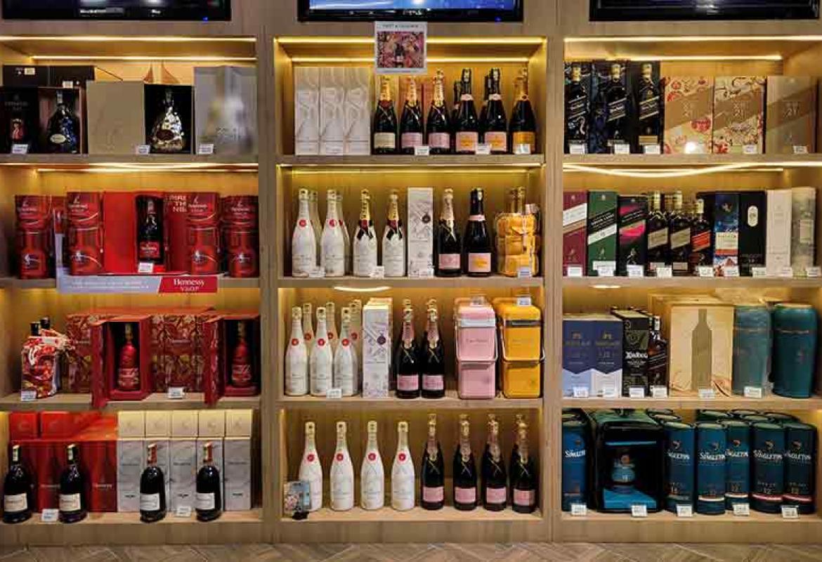 The shelves are full: Wines & Spirits was the weakest-performing category in LVMH’s portfolio in 2024. (Photo: AdobeStock/ltyuan)
