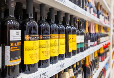 Entry-level wines on Russian shelves. (Photo: tramp51/stock.adobe.com)