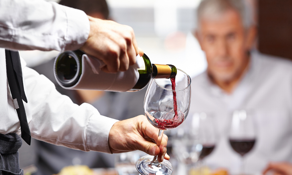 How much wine is still being served in German restaurants? (Photo: Robert Kneschke/stock.adobe.com)