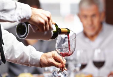 How much wine is still being served in German restaurants? (Photo: Robert Kneschke/stock.adobe.com)