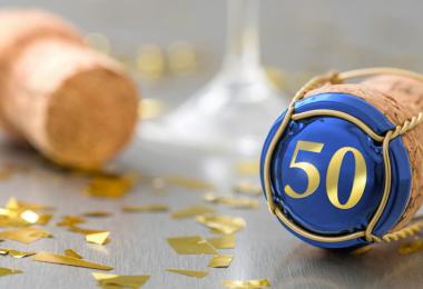 Champagne & 50 cent - a perfect combination? (Photo: Boris Zerwann/zerbor, stock.adobe.com)