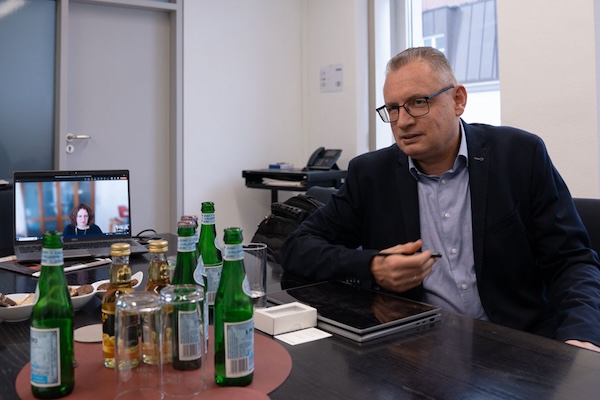 Joint interview of Meininger's and Weinwirtschaft (Left to right: Anja Zimmer and Karsten Fuchs, Head of Sales and Marketing at Verallia Deutschland AG)