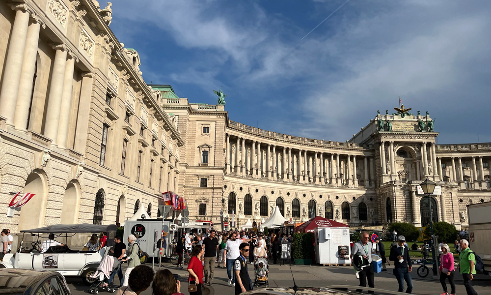 During VieVinum, Vienna tourists and fair visitors mingle on Heldenplatz in front of the Hofburg. (Photo: Vincent Meßmer)
