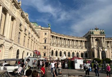 During VieVinum, Vienna tourists and fair visitors mingle on Heldenplatz in front of the Hofburg. (Photo: Vincent Meßmer)