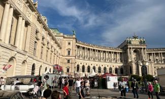 During VieVinum, Vienna tourists and fair visitors mingle on Heldenplatz in front of the Hofburg. (Photo: Vincent Meßmer)