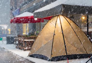 Camping in winter, in the middle of the city? Norwegian wine fans queue for days at Vinmonopolet for Domaine Romanée-Conti. (Photo: Adobe Firefly AI)