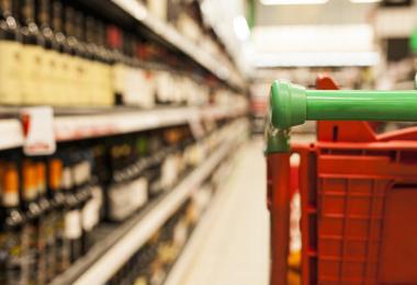 Wine is becoming an increasingly rare item in household shopping (Photo: David Fuentes Prieto/stock.adobe.com)