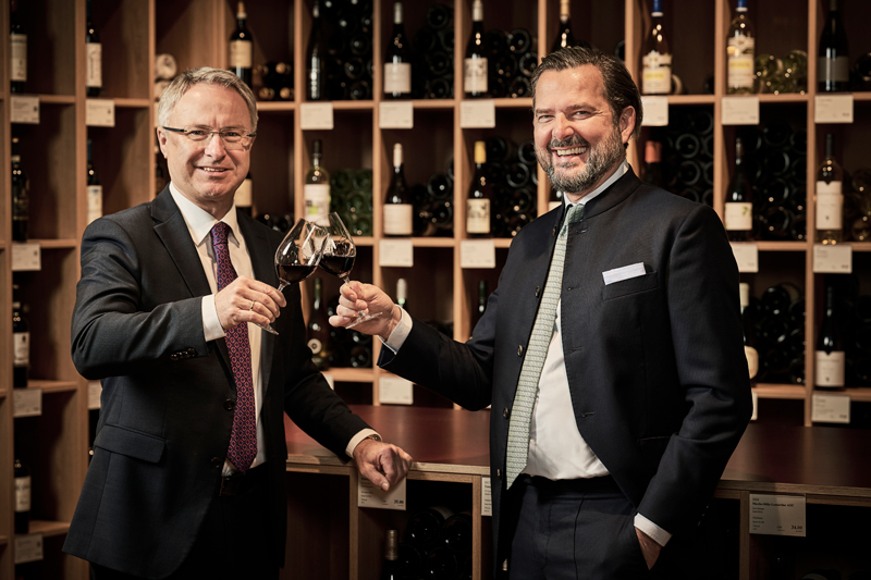 Gernot Haack (left) hands over to Nikolas von Haugwitz (right). (Photo: Mövenpick Wein Schweiz AG)