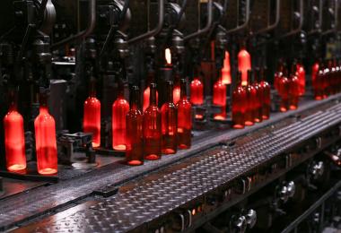 Studies suggest that a glass bottle can reach a carbon-neutral state in its CO2 footprint after being reused for the third time. (Photo: Verallia Deutschland AG / Shahzada Huseynova)