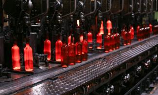 Studies suggest that a glass bottle can reach a carbon-neutral state in its CO2 footprint after being reused for the third time. (Photo: Verallia Deutschland AG / Shahzada Huseynova)