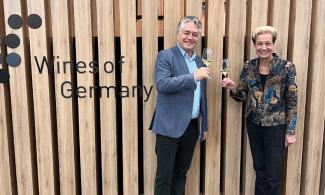 Julian Gore-Booth (left) with DWI Managing Director Monika Reule (right) toasting to a successful 10th IMW Symposium (Photo: DWI/German Wine Institute)
