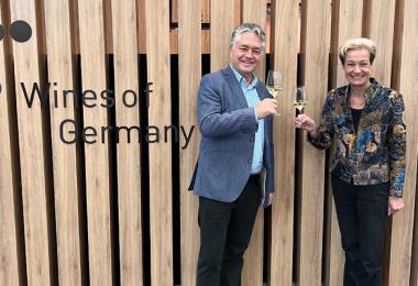 Julian Gore-Booth (left) with DWI Managing Director Monika Reule (right) toasting to a successful 10th IMW Symposium (Photo: DWI/German Wine Institute)