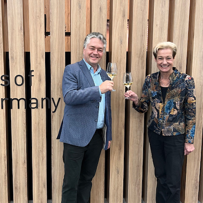 Julian Gore-Booth, IMW and Monika Reule, DWI (Photo: Deutsches Weininstitut)