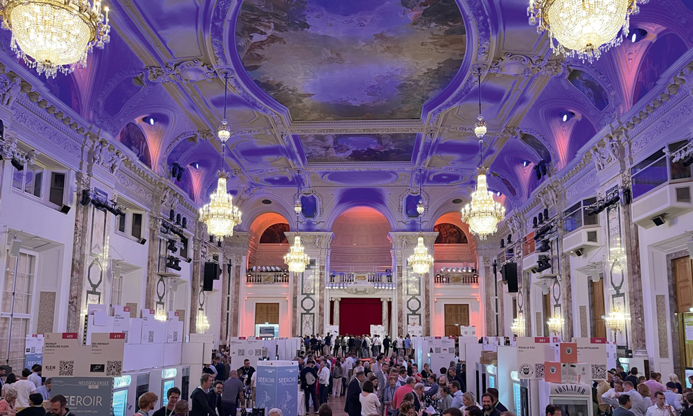 Here, business is conducted under impressive chandeliers. (Photo: Vincent Meßmer)