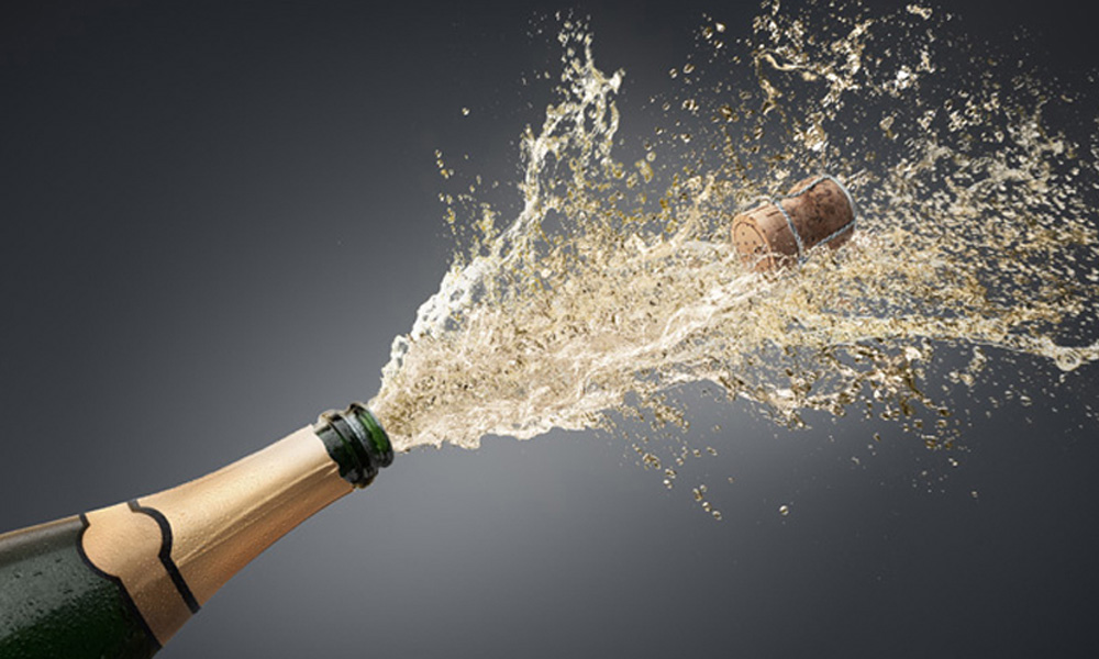Several winegrowers' associations want to liberate champagne from its capsule requirement. (Symbolic image: peterschreiber.media/stock.adobe.com)