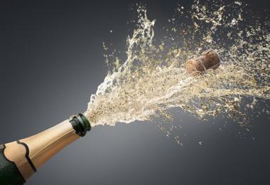 Several winegrowers' associations want to liberate champagne from its capsule requirement. (Symbolic image: peterschreiber.media/stock.adobe.com)