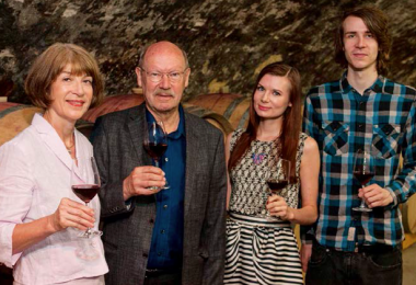 Elvira Mann-Winter, Peter Winter und ihre beiden Kinder leben Wein und Kunst / Credits: Weingut Georg Müller Stiftung