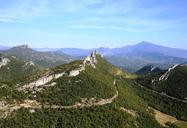 Gigondas is characterized by the southern French limestone rock formations called Dentelles de Montmirail, which stand out from the landscape like spikes. (Photo: Ilka Kramer)