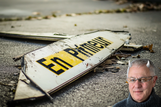 Robert Joseph with horns - and a broken 'en primeur' sign. (©️ Cath Lowe and Robert Joseph/Midjourney, AI generated)