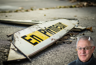 Robert Joseph with horns - and a broken 'en primeur' sign. (©️ Cath Lowe and Robert Joseph/Midjourney, AI generated)